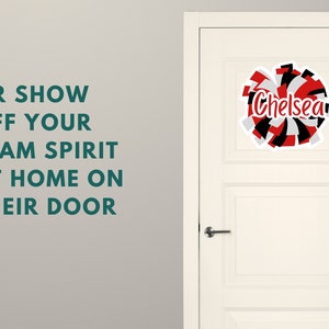 Peut inclure: Un autocollant mural circulaire repr&eacute;sentant un pompon de pom-pom girl en rouge, noir et blanc avec le nom Chelsea &eacute;crit en lettres blanches au centre. Le texte OR SHOW OFF YOUR TEAM SPIRIT AT HOME ON THEIR DOOR est imprim&eacute; &agrave; proximit&eacute;.