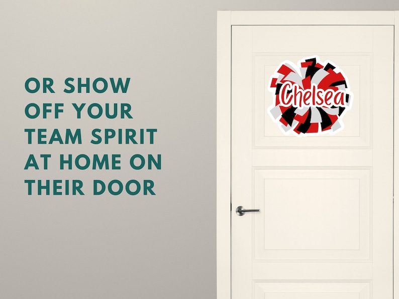 Peut inclure: Un autocollant mural circulaire repr&eacute;sentant un pompon de pom-pom girl en rouge, noir et blanc avec le nom Chelsea &eacute;crit en lettres blanches au centre. Le texte OR SHOW OFF YOUR TEAM SPIRIT AT HOME ON THEIR DOOR est imprim&eacute; &agrave; proximit&eacute;.