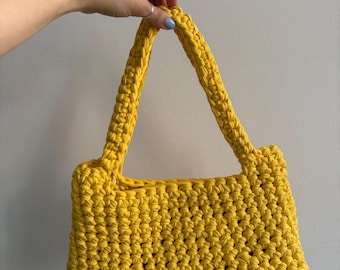 Borsa all'uncinetto realizzata con filato riciclato da magliette | borsa all'uncinetto