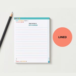 以下が含まれることがあります： 青と白の縁取りのある罫線入りのメモ帳。メモ帳には、「CONST EDITHSNOTES()>",「DOCUMENT.WRITE」、「FROM THE DESK OF EDITH HARRISON」、「CONSOLE.LOG(EDITHSNOTES);」のテキストが印刷されています。メモ帳には「LINED」というラベルが貼られています。