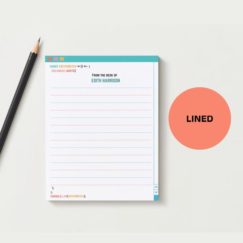 以下が含まれることがあります： 青と白の縁取りのある罫線入りのメモ帳。メモ帳には、「CONST EDITHSNOTES()>",「DOCUMENT.WRITE」、「FROM THE DESK OF EDITH HARRISON」、「CONSOLE.LOG(EDITHSNOTES);」のテキストが印刷されています。メモ帳には「LINED」というラベルが貼られています。