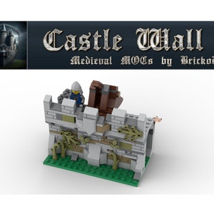 Op de afbeelding: Een Lego kasteelmuurset met een klein figuurtje dat er bovenop staat. De muur is gemaakt van grijze en bruine stenen en heeft een kleine boog. Er groeien groene planten op de muur. De set staat op een groene basisplaat.