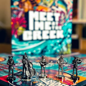 Meet Me At The Creek, o primeiro jogo de tabuleiro Billy Strings com arte incrível e peões superpesados.