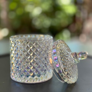 Op de afbeelding: Een glazen pot met een getextureerd ruitpatroon en een bijpassend deksel. De pot heeft een iriserende afwerking.