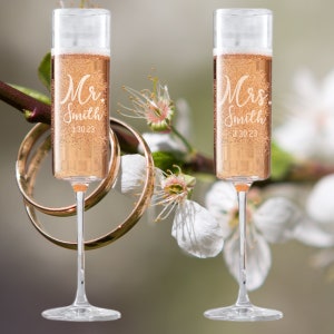 Bridal Champagne Flutes Mr and Mrs Champagne Glasses Wedding Gift