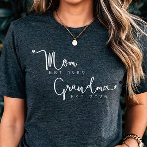 Chemise maman Est grand-mère Est 2025, chemise personnalisée maman grand-mère Est année, t-shirt nouvelle grand-mère, faire-part de grossesse, cadeau fête des mères pour grand-mère