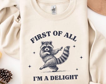 Sudadera de mapache "First Of All I'm A Delight", suéter divertido de mapache, cuello redondo de mapache sarcástico, regalo para amantes de los mapaches, camiseta peculiar del Día de la Tierra