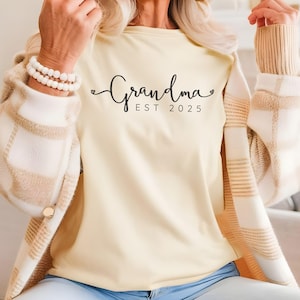 Komfort Farben Oma Est 2025 Shirt, Benutzerdefinierte Oma Est Jahr Shirt, süßes neues Oma Tshirt, personalisiertes Muttertagsgeschenk für Oma