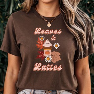 Blätter und Lattes Shirt, Retro Kürbis Gewürz Latte Tshirt, Retro Herbst Shirt, Herbst Latte Tshirt, Herbst Kaffee Shirt, Kaffee-Liebhaber-T-Shirt