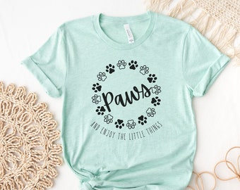Camiseta "Patas y disfruta de las pequeñas cosas", camiseta para amantes de las mascotas, camiseta para mamás de perros, camiseta para mamás de gatos, regalo para mamás de mascotas, camiseta con huella de pata, regalo para mamás de perros