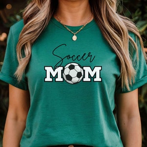 Fußball Mama Shirt, Fußball Mama Shirt für Mama, süßes Fußball Tshirt, Sport Mama Shirt, Mama Fußball T-Shirt, Geschenk für Fußball Mama, Spieltag Shirt