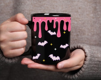 Groovy Fledermäuse Kaffeetasse, Retro Halloween Kaffeetasse, kosmische Fledermäuse & Schein Tasse, trendige Halloween Tasse, gruselige Kaffeetasse, lustiges Halloween Geschenk