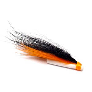 Puede incluir: Un señuelo de pesca con un cuerpo cilíndrico blanco envuelto con hilo naranja brillante en la parte delantera. El señuelo está adornado con fibras largas y fluidas en capas alternas de negro y naranja, que se extienden hacia atrás desde la base blanca.