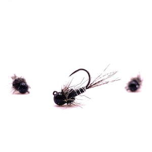 Pode incluir: Três iscas de pesca com mosca pretas com asas de penas e cabeças de contas pretas.