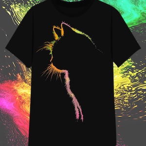Könnte beinhalten: Schwarzes T-Shirt mit einer Katzen-Silhouette. Das Profil der Katze ist mit einem lebendigen Farbverlauf von Gelb bis Rosa gefüllt. Ein einfaches, farbenfrohes Grafikdesign.