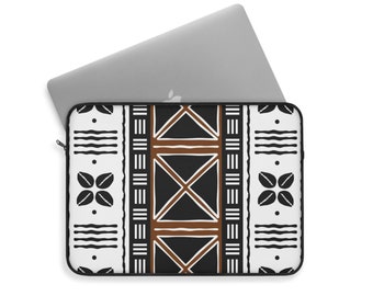 Belle pochette pour ordinateur portable Bogolan blanche et brune. Disponible en différentes tailles 12", 13" et 15"