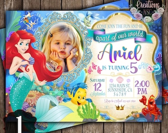 Pode incluir: Um convite colorido para uma festa de aniversário de 5 anos com tema de sereia. O convite apresenta uma foto de uma menina, Ariel a Pequena Sereia, Linguado e um caranguejo vermelho. O texto diz "Junte-se à diversão e faça parte do nosso mundo Ariel está completando 5 anos. Sábado 12 de setembro 1234 Main St. Sunnyside, CA 56789 14:00 RSVP para Ariel 123-456-7890"