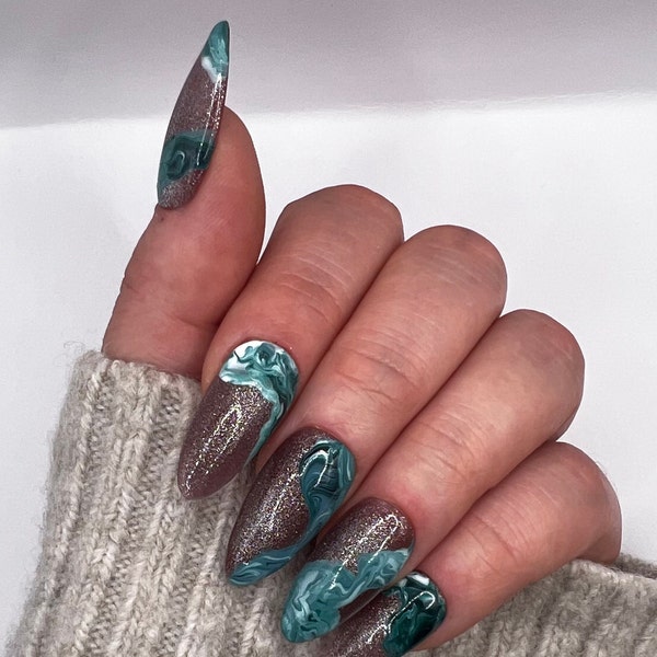 Green wavy glitter nails