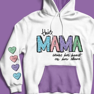 Esta mamá lleva su corazón en la manga SVG, SVG del día de San Valentín, diseño de descarga digital instantánea, lindo archivo