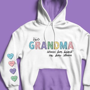 Esta abuela lleva su corazón en la manga SVG, SVG del día de San Valentín, diseño de descarga digital instantánea, archivo lindo