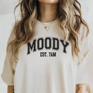 Cropped ou camiseta MOODY Comfort Colors, camiseta divertida com letras maiúsculas para faculdade, camiseta com estampa sarcástica, estética da Geração Z, presente de saúde mental para ela