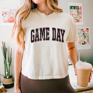 Game Day Comfort kleuren crop-top, voetbal / basketbal / softbal / honkbalseizoen T-shirt, sportmoedershirt, preppy varsity sportshirt