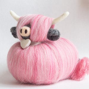 Pink Love Coo : ornement en laine de vache Highland