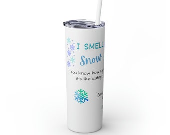 Puede incluir: Un vaso de acero inoxidable blanco con un diseño de copo de nieve azul y verde y el texto "I smell snow. You know how I get, it's like catnip. Every. Single. Time."