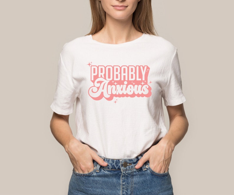 K&ouml;nnte beinhalten: Wei&szlig;es T-Shirt mit einer pinkfarbenen Grafik, auf der in einer Retro-Schrift "Probably Anxious" steht.