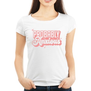 K&ouml;nnte beinhalten: Wei&szlig;es T-Shirt mit einer pinkfarbenen Grafik, auf der in einer Retro-Schrift "Probably Anxious" steht.