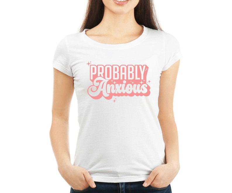 K&ouml;nnte beinhalten: Wei&szlig;es T-Shirt mit einer pinkfarbenen Grafik, auf der in einer Retro-Schrift "Probably Anxious" steht.