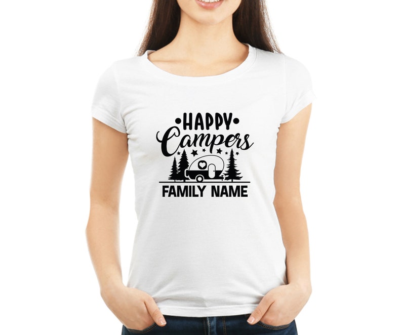 Puede incluir: Camiseta blanca con texto negro que dice "Happy Campers" con una caravana y &aacute;rboles. El texto "FAMILY NAME" est&aacute; debajo del gr&aacute;fico.