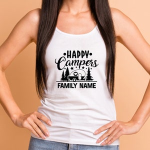 Puede incluir: Camiseta blanca de tirantes con un gr&aacute;fico negro que dice "Happy Campers" con una caravana y &aacute;rboles. El texto "FAMILY NAME" est&aacute; debajo del gr&aacute;fico.