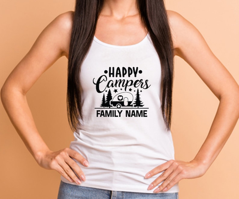 Puede incluir: Camiseta blanca de tirantes con un gr&aacute;fico negro que dice "Happy Campers" con una caravana y &aacute;rboles. El texto "FAMILY NAME" est&aacute; debajo del gr&aacute;fico.
