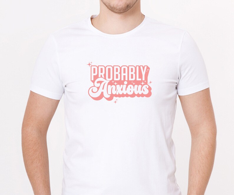 K&ouml;nnte beinhalten: Wei&szlig;es T-Shirt mit einer pinkfarbenen Grafik im Retro-Stil, auf dem "Probably Anxious" steht.