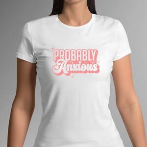 K&ouml;nnte beinhalten: Wei&szlig;es T-Shirt mit einer pinkfarbenen Grafik, auf der in einer Retro-Schrift "Probably Anxious" steht.
