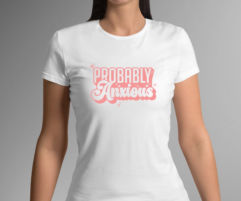 K&ouml;nnte beinhalten: Wei&szlig;es T-Shirt mit einer pinkfarbenen Grafik, auf der in einer Retro-Schrift "Probably Anxious" steht.