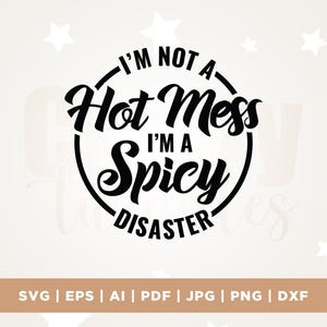 以下が含まれることがあります： 黒と白のグラフィックデザインで、円の中に「I'm not a hot mess I'm a spicy disaster」というテキストが書かれています。
