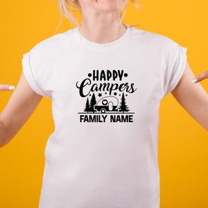 Puede incluir: Camiseta blanca con texto negro que dice "Happy Campers" con una silueta de caravana y estrellas. El texto "FAMILY NAME" est&aacute; debajo de la caravana.