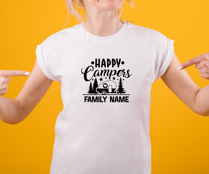 Puede incluir: Camiseta blanca con texto negro que dice "Happy Campers" con una silueta de caravana y estrellas. El texto "FAMILY NAME" est&aacute; debajo de la caravana.