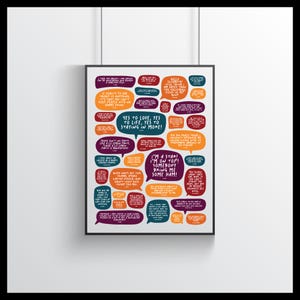 Puede incluir: Un póster enmarcado en negro con fondo blanco y burbujas de diálogo de colores. Las burbujas de diálogo contienen texto escrito a mano en una variedad de colores, incluyendo rojo, naranja, amarillo y morado. El texto incluye frases como "¡Sí al amor, sí a la vida, sí a quedarse en casa!" y "¡Soy una estrella! ¡Estoy en la cima! ¡Que alguien me traiga jamón!"