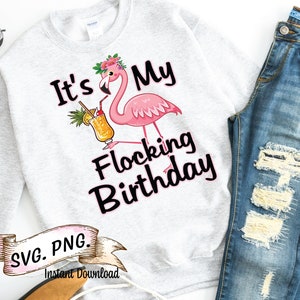 Pode incluir: Uma camisa de frio cinza com o texto "It's My Flocking Birthday" e um flamingo rosa segurando uma bebida tropical. O texto "SVG. PNG. Download instantâneo" está em uma fita rosa.
