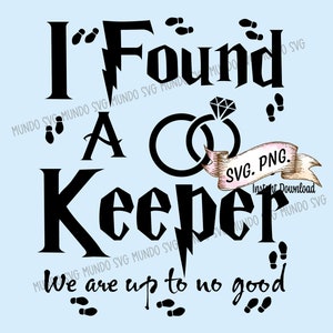 Op de afbeelding: Zwart-witte afbeelding met de tekst "I Found A Keeper We are up to no good" met een bliksem en twee in elkaar verweven ringen met een diamant. De afbeelding is op een lichtblauwe achtergrond met zwarte voetafdrukken.