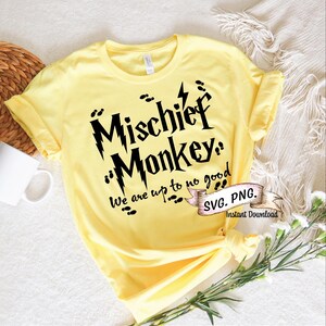 Może przedstawiać: Żółta koszulka z czarnym tekstem, który brzmi "Mischief Monkey: We are up to no good" z błyskawicą i śladami stóp. Tekst jest w czcionce inspirowanej Harrym Potterem.  SVG. PNG. Natychmiastowe pobranie.