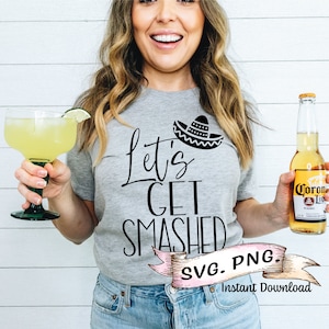 Puede incluir: Una mujer con una camiseta gris con el texto "Let's Get Smashed" y un gráfico de sombrero. Ella sostiene una margarita y una botella de cerveza Corona Light. La imagen incluye una pancarta rosa con el texto "SVG. PNG. Descarga instantánea."