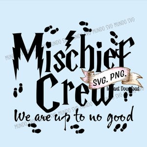 Peut inclure: Graphique bleu clair avec les mots "Mischief Crew" en noir, un éclair et des empreintes de pas. La phrase "We are up to no good" est également incluse. Une bannière indique "SVG. PNG."