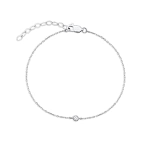 Peut inclure: Un bracelet en argent fin avec une petite pierre précieuse claire et ronde au centre. Le bracelet est composé d'une chaîne délicate et d'un fermoir réglable. Le bijou est présenté sur un fond blanc.