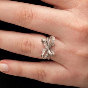 Anillo de lazo de oro de 14 quilates: delicado anillo de compromiso con diamantes
