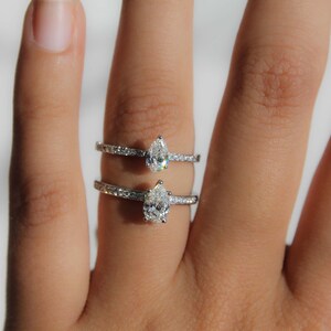 Anillo de compromiso con diamantes cultivados en laboratorio de talla pera: engaste pavé de oro de 14 k