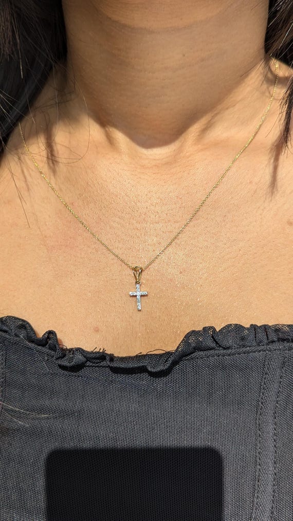 14Kゴールドダイヤモンドクロスネックレス：繊細なクリスチャン